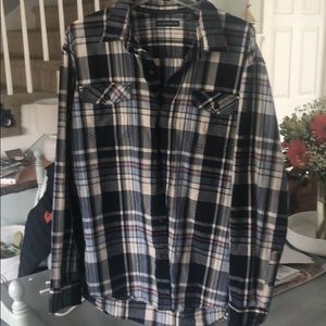 Men’s 100%cotton button down shirt.